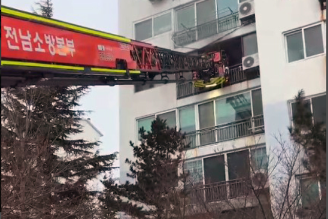 <p>A crane truck at the scene of the Gwangyang fire in South Jeolla on 19 January 2026</p>