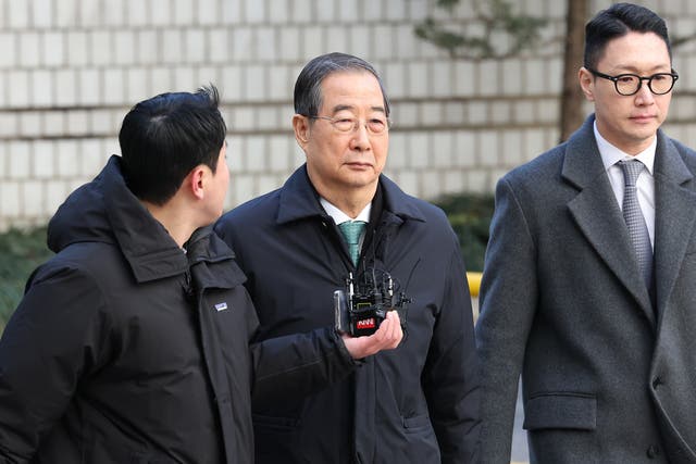 <p>Former South Korean Prime Minister Han Duck-soo, center, arrives at the Seoul Central District Court for his first sentencing trial in the insurrection case, in Seoul Wednesday, Jan. 21, 2026. (Chung Sung-Jun/Pool Photo via AP)</p>